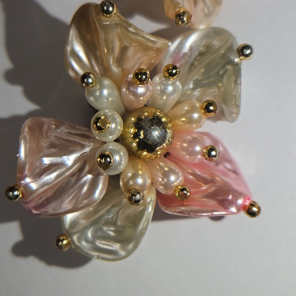 Elegant Floral Pearl Earrings - Picture 6 of 12